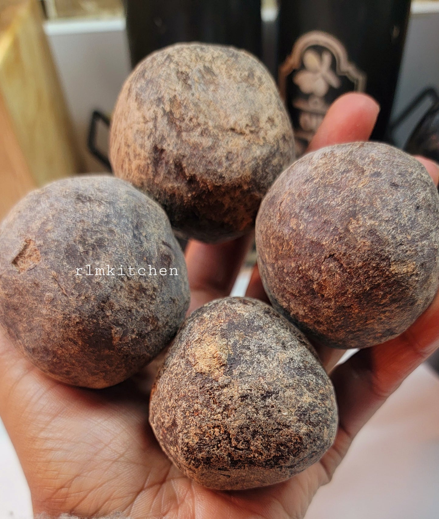 4 boul chokola ayisyen (Haitian chocolate)